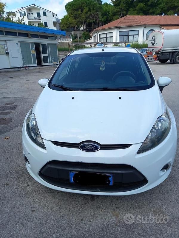 Usata Ford Fiesta 97 CV (71 kW) 2012 Bianco Utilitaria