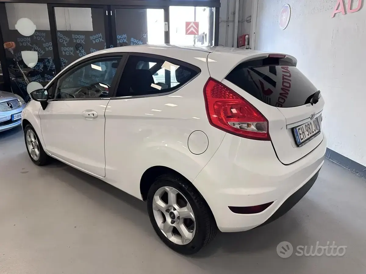 Usata Ford Fiesta 92 CV (67 kW) 2011 Bianco Berlina