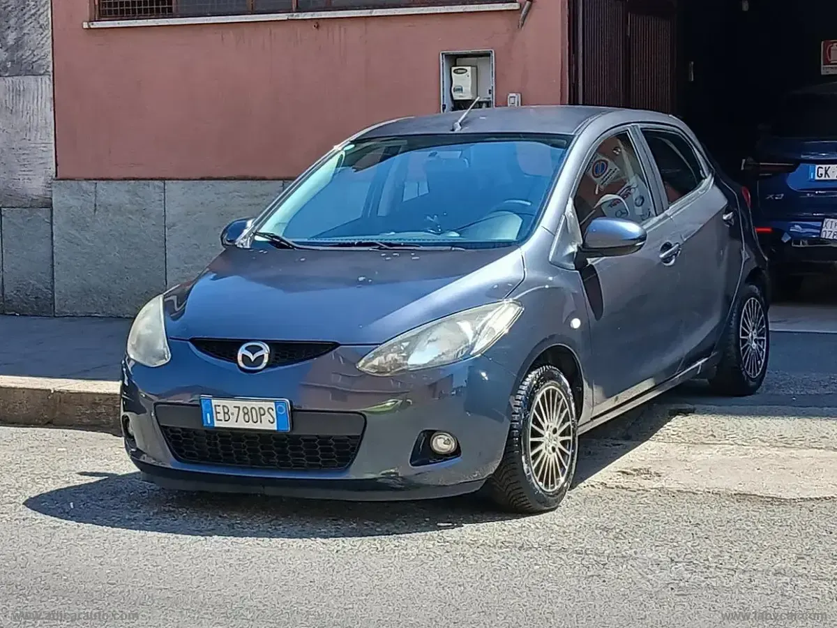 Usata Mazda 2 75 CV (55 kW) 2010 Grigio Utilitaria