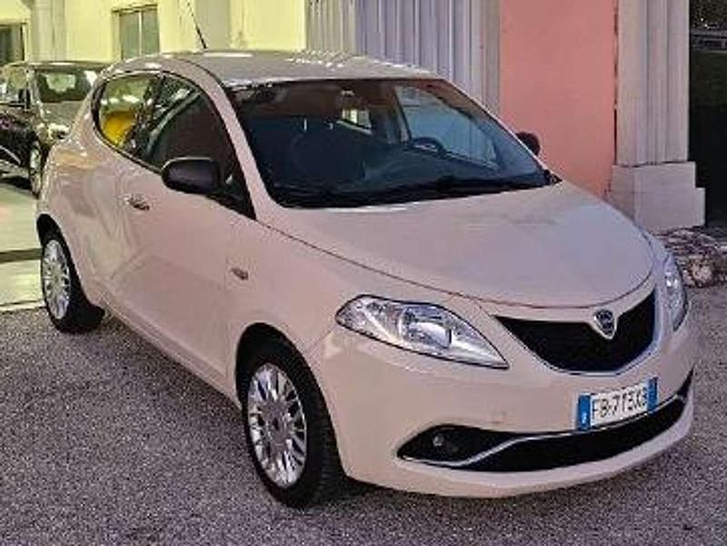 Usata Lancia Ypsilon Silver 69 CV (50 kW) 2016 Beige Utilitaria