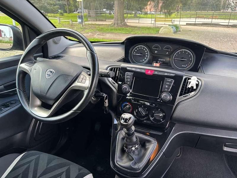 Usata Lancia Ypsilon Gold 69 CV (50 kW) 2016 Blu/azzurro Utilitaria