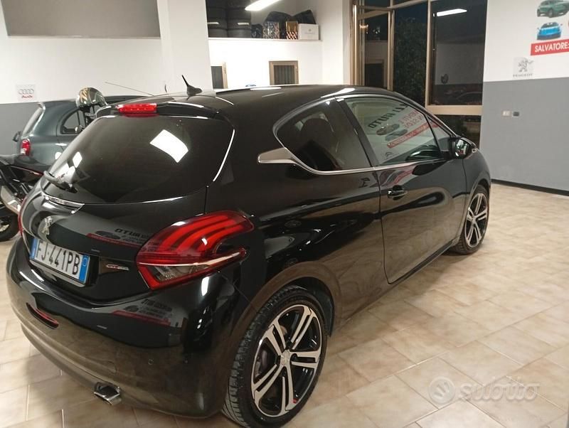 Usata Peugeot 208 GT-line 110 CV (80 kW) 2017 Nero Utilitaria