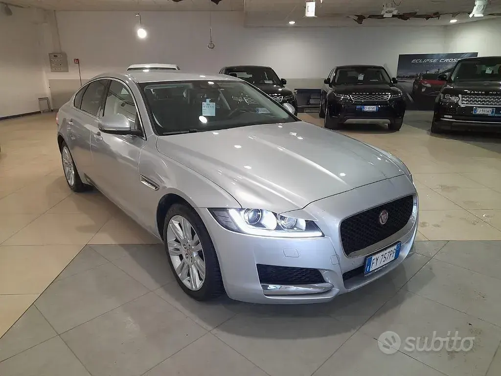 Usata Jaguar XF Portfolio 180 CV (132 kW) 2019 Argento Berlina