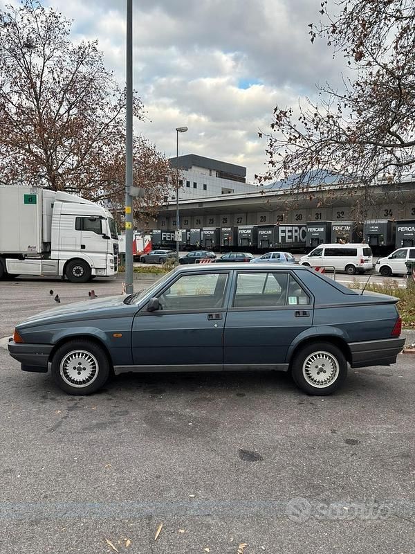 Usata Alfa Romeo 75 120 CV (88 kW) 1990 Blu Berlina