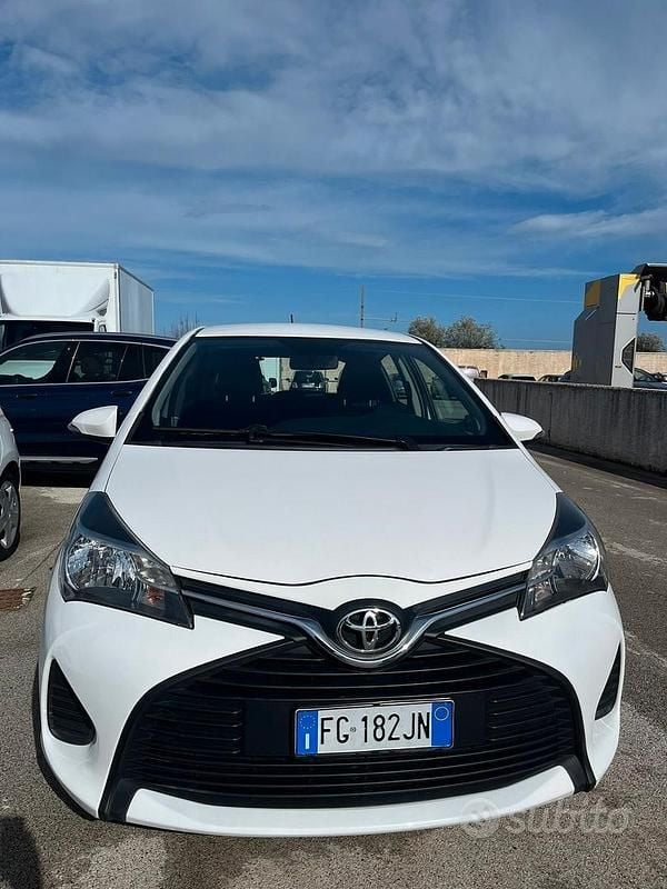 Usata Toyota Yaris Lounge 90 CV (66 kW) 2016 Bianco Berlina