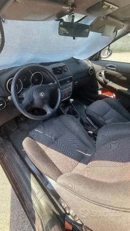 Begagnad Alfa Romeo 147 116 HK (85 kW) 2002 Svart Halvkombi