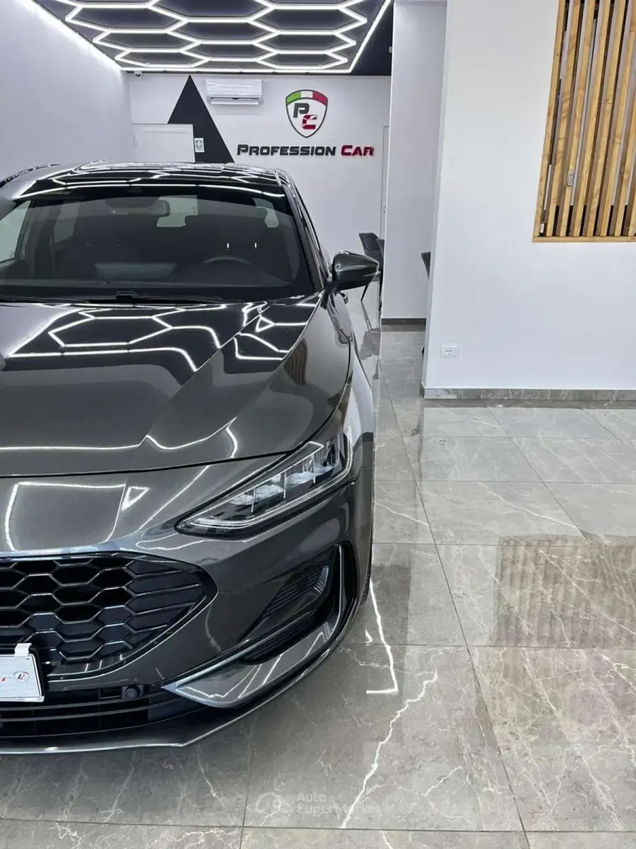 Begagnad Ford Focus ST-Line 117 HK (86 kW) 2024 Grå Sedan