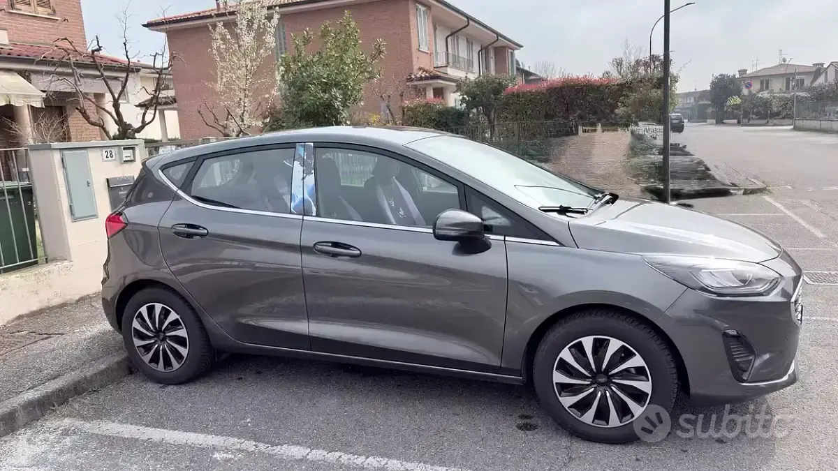 Usata Ford Fiesta 75 CV (55 kW) 2023 Grigio Utilitaria