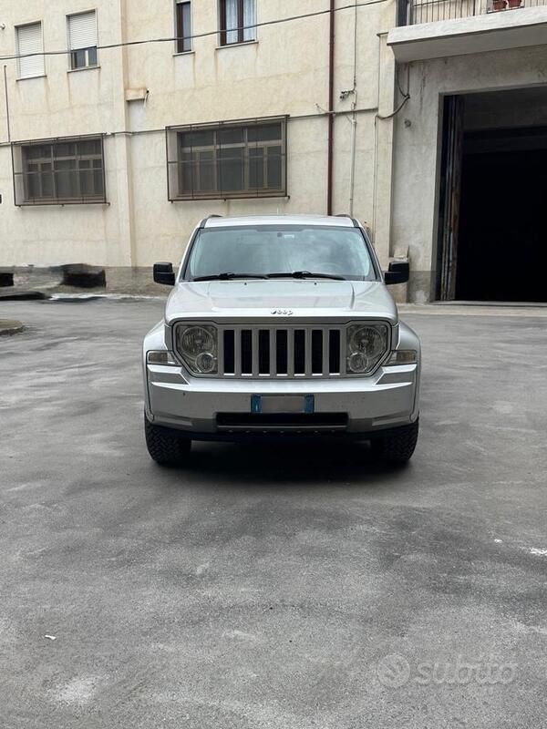 Usata Jeep Cherokee 177 CV (130 kW) 2009 Grigio SUV