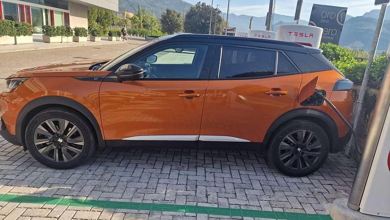 Usata Peugeot e-2008 56 kW (77 CV) 2021 Arancione SUV