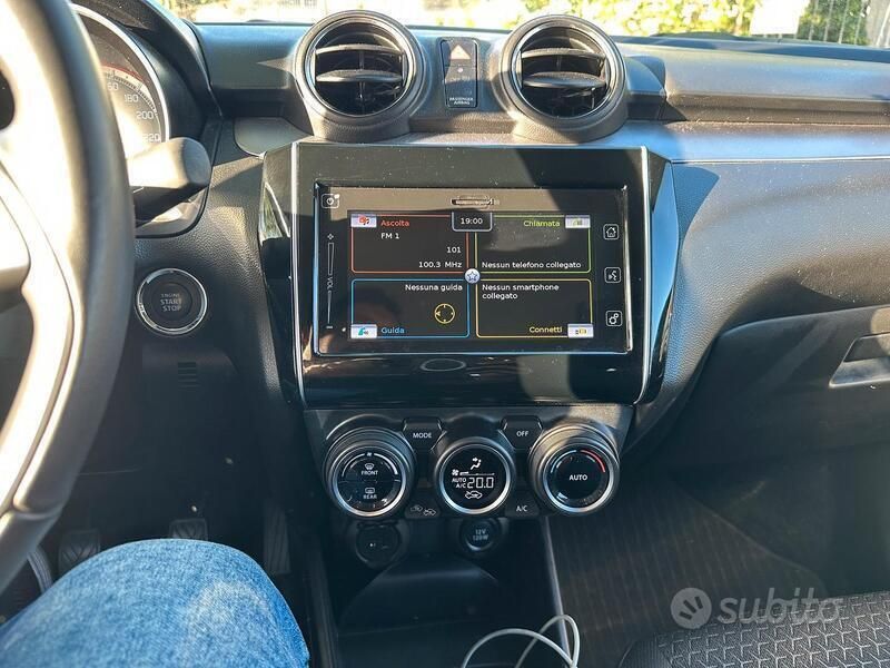 Usata Suzuki Swift 111 CV (81 kW) 2023 Rosso Utilitaria