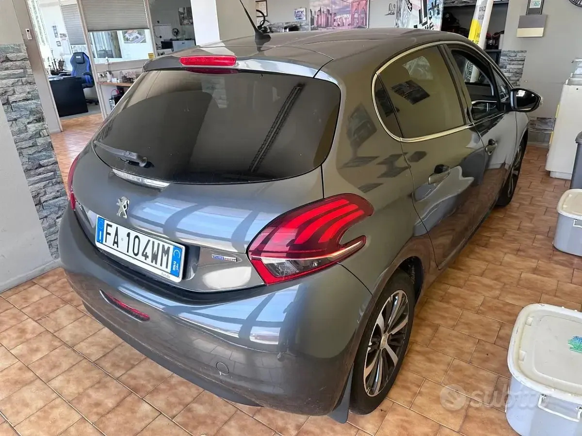 Usata Peugeot 208 Allure 110 CV (80 kW) 2015 Grigio Utilitaria