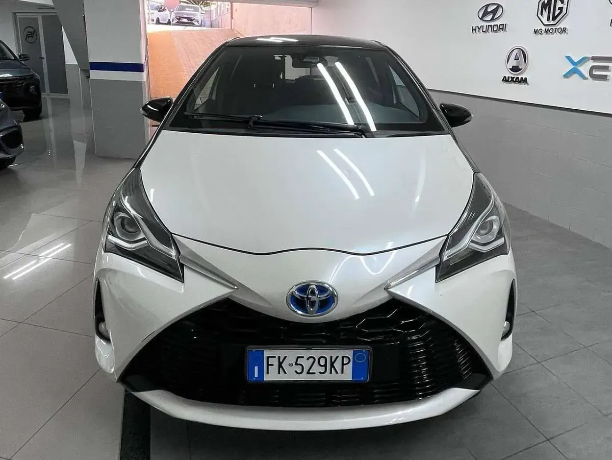 Begagnad Toyota Yaris Hybrid Style 73 HK (53 kW) 2017 Vit Sedan