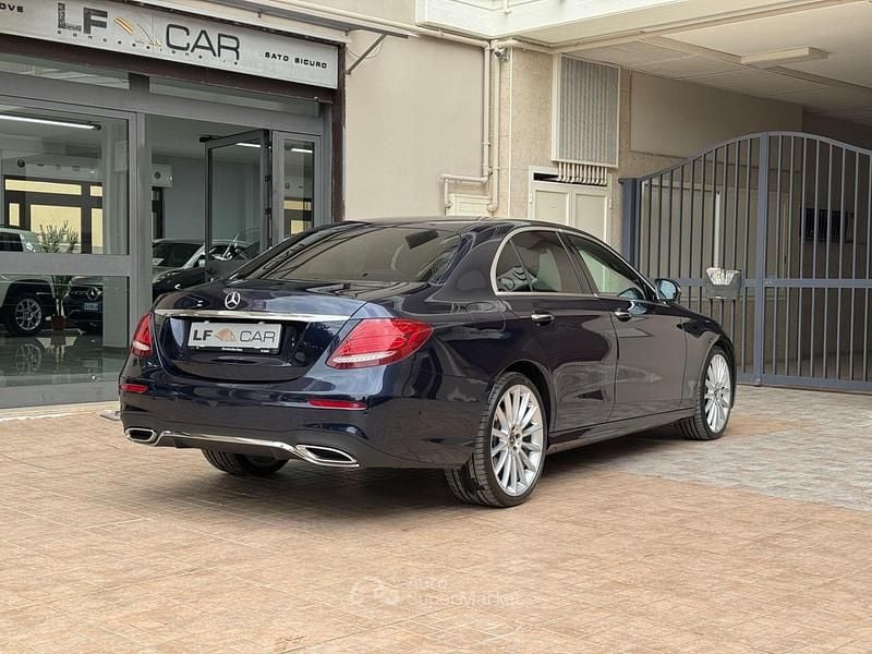Usata Mercedes E220 Premium 194 CV (142 kW) 2019 Blu Berlina