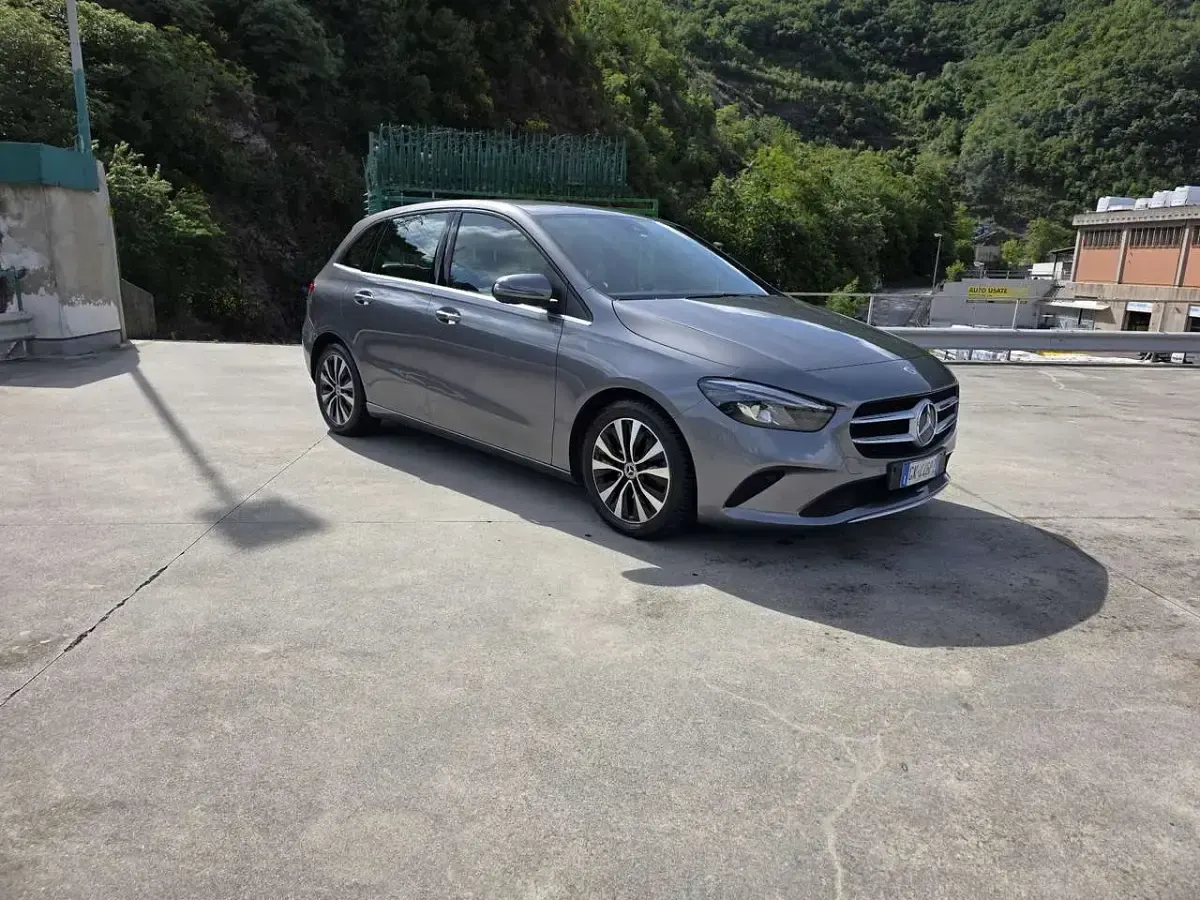 Usata Mercedes B180 Premium 116 CV (85 kW) 2022 Grigio Utilitaria