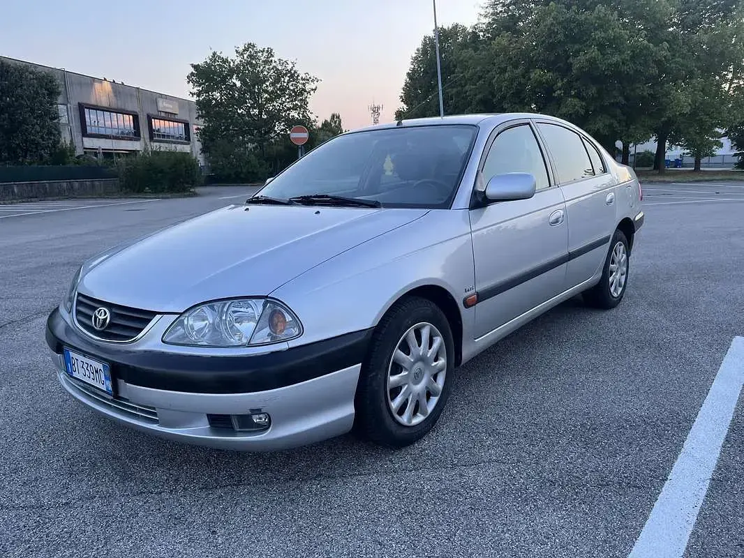 Usata Toyota Avensis 129 CV (94 kW) 2001 Grigio Berlina
