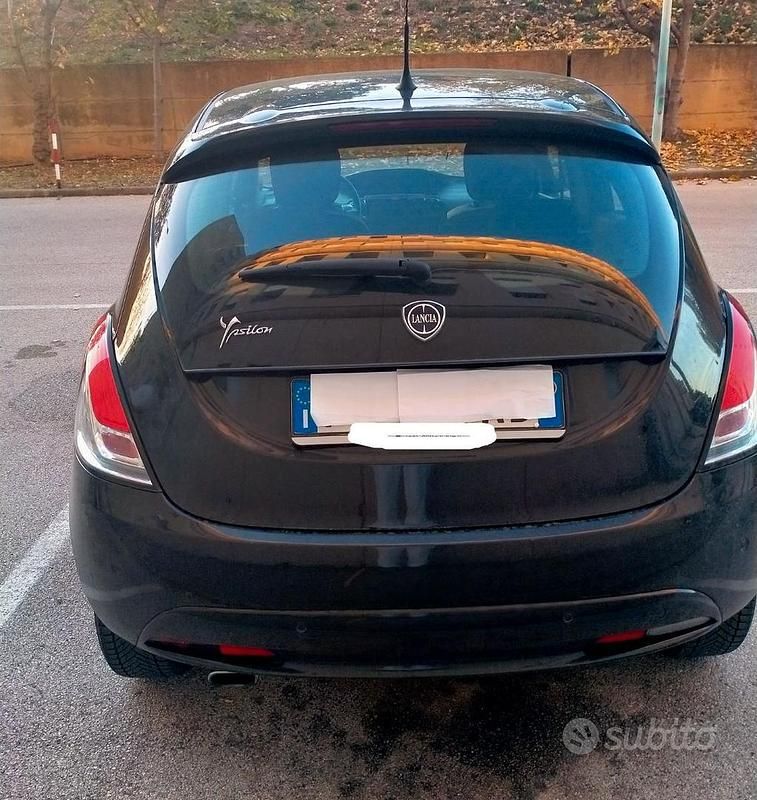 Usata Lancia Ypsilon Gold 95 CV (69 kW) 2017 Nero Utilitaria