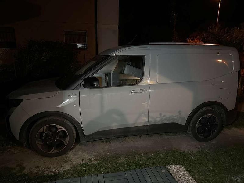 Grigio Usata 2024 Ford Transit Active Furgone | 20.000 € (Molto cara) - Immagine 1/3