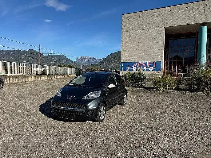 Usata Peugeot 107 Allure 68 CV (50 kW) 2011 Nero Utilitaria