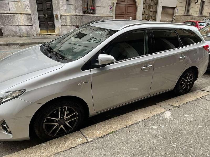 Usata Toyota Auris Hybrid Active 99 CV (72 kW) 2014 Grigio Station wagon