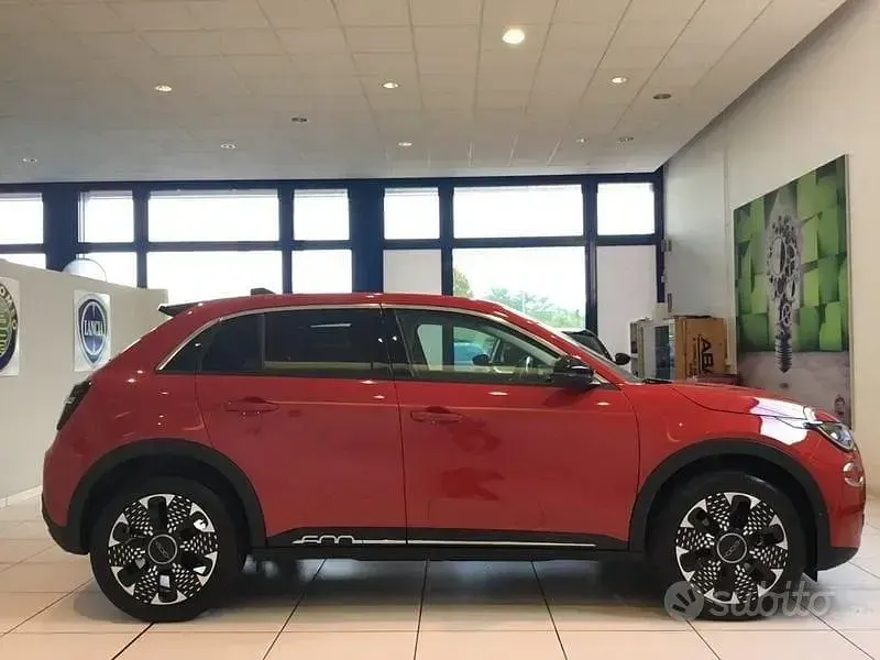 Nuova Fiat 600E La Prima 114 kW (156 CV) 2025 Rosso SUV