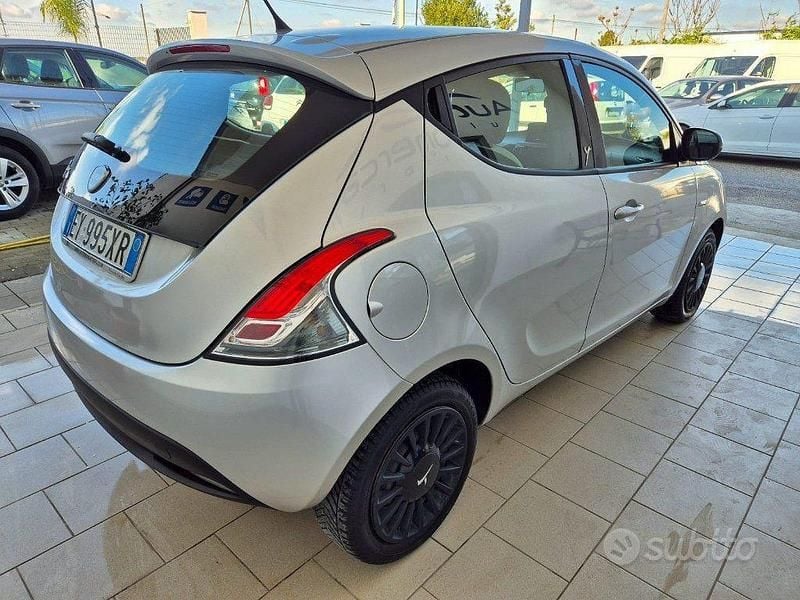 Usata Lancia Ypsilon Gold 69 CV (50 kW) 2015 Grigio Utilitaria