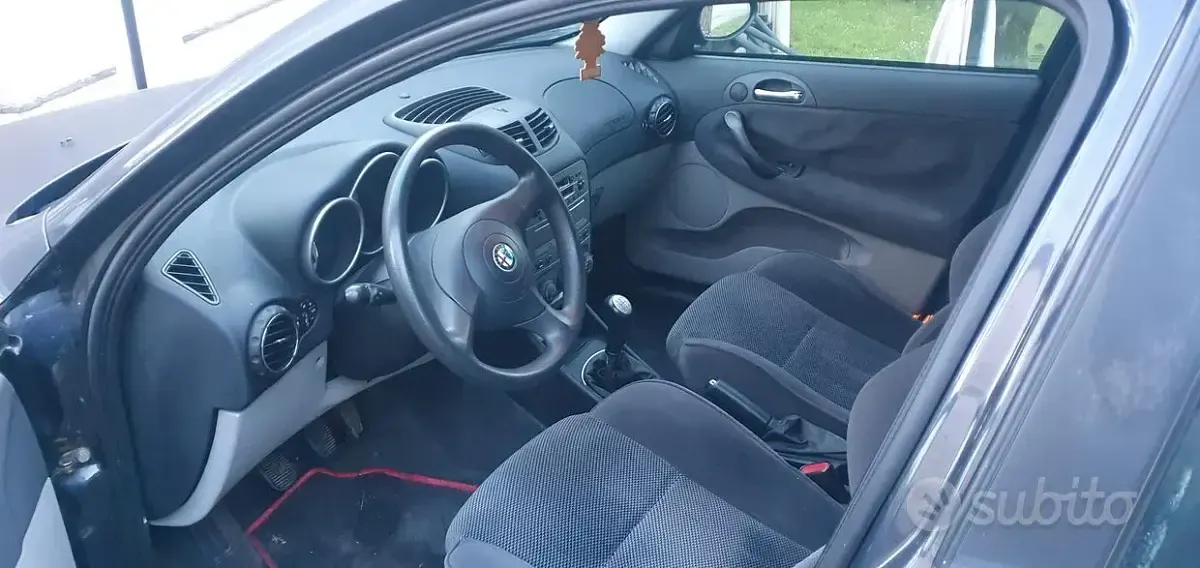 Usata Alfa Romeo 147 105 CV (77 kW) 2002 Blu Utilitaria