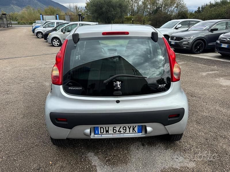 Usata Peugeot 107 68 CV (50 kW) 2009 Argento Utilitaria