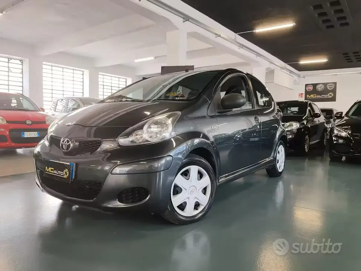 Usata Toyota Aygo 68 CV (50 kW) 2010 Grigio Utilitaria