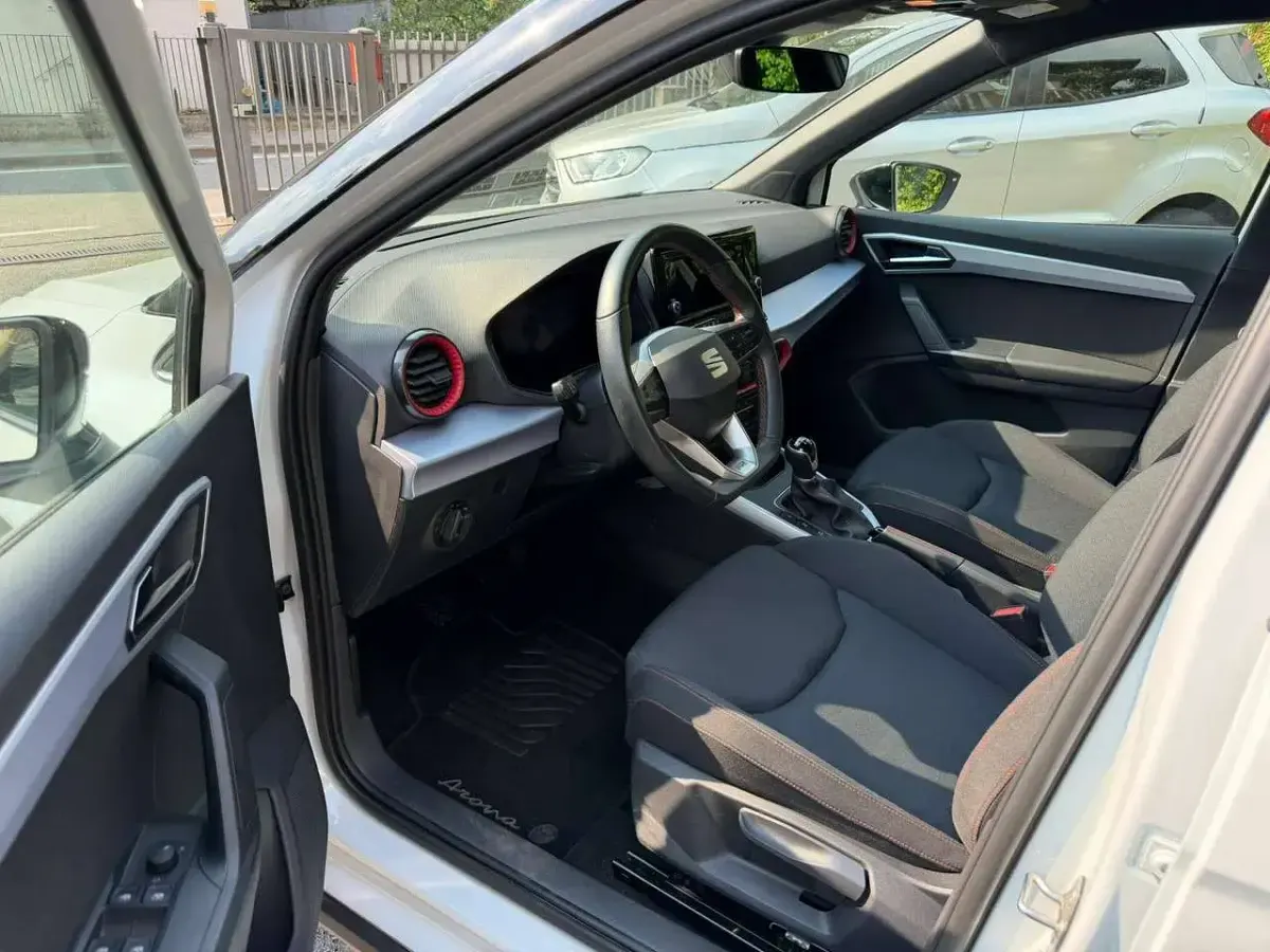 Usata Seat Arona FR 95 CV (69 kW) 2025 Bicolore bianco con tetto nero SUV
