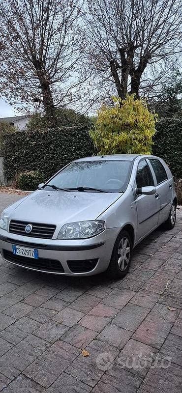Usata Fiat Punto Dynamic 69 CV (50 kW) 2005 Grigio Utilitaria