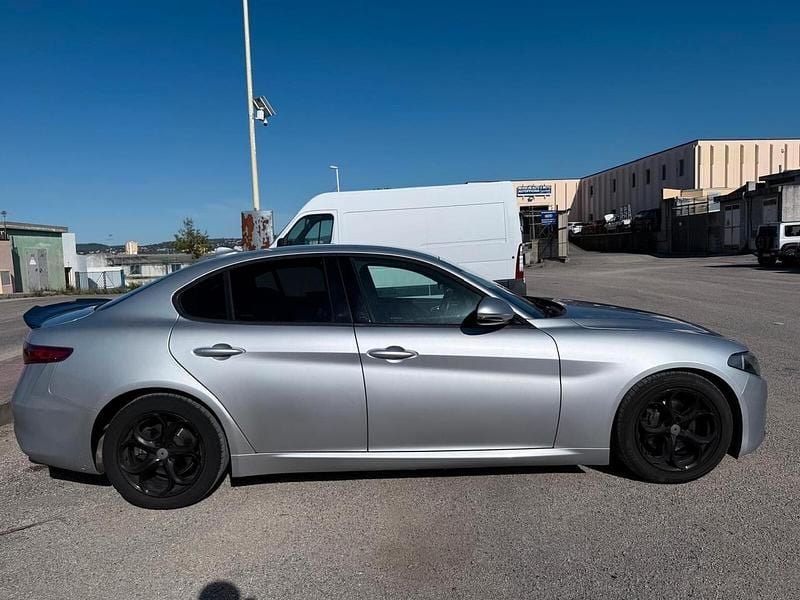 Usata Alfa Romeo Giulia Super 150 CV (110 kW) 2017 Grigio Berlina