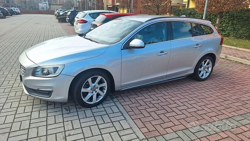 Usata Volvo V60 Momentum 181 CV (133 kW) 2014 Argento Station wagon