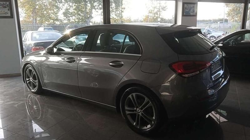 Grigio Usata 2019 Mercedes A180 Premium Tre volumi | 18.600 € (Ottimo prezzo) - Immagine 1/4