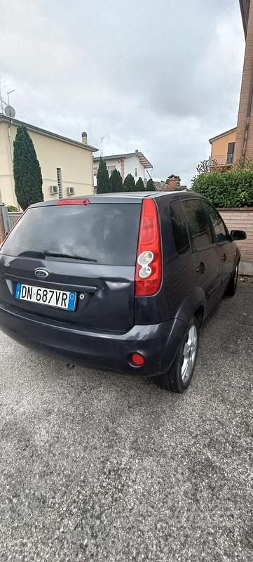 Usata 2008 Ford Fiesta Due volumi | 3000 € (Buon prezzo) - Immagine 1/4