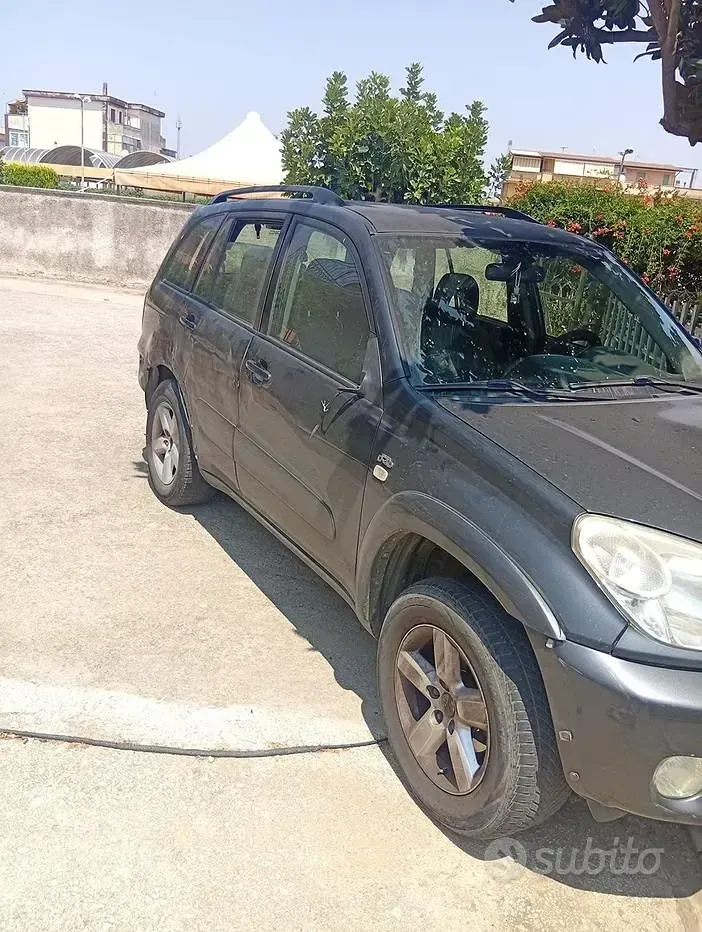 Usata Toyota RAV4 116 CV (85 kW) 2005 Grigio SUV