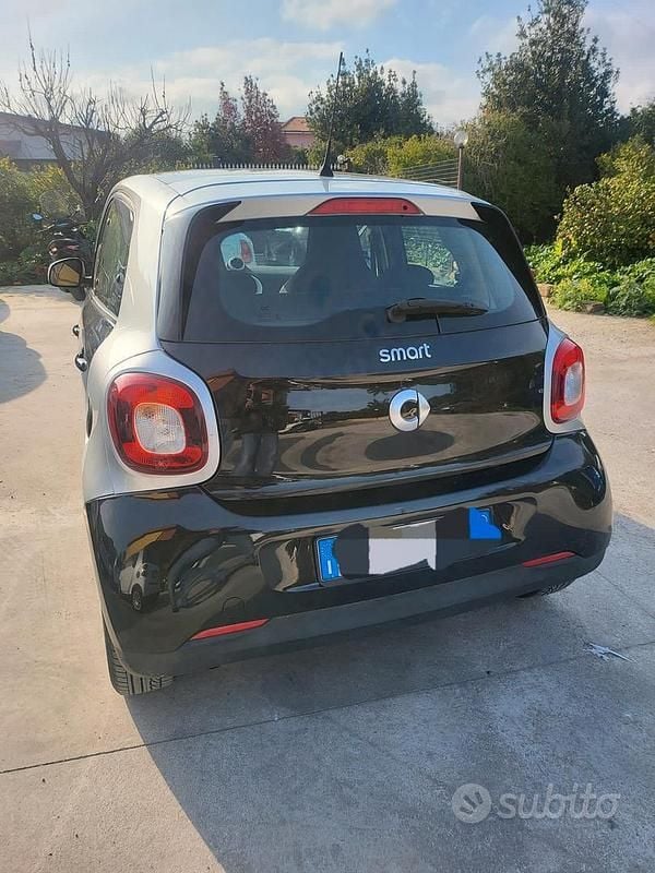 Begagnad Smart ForFour 71 HK (52 kW) 2015 Svart Halvkombi