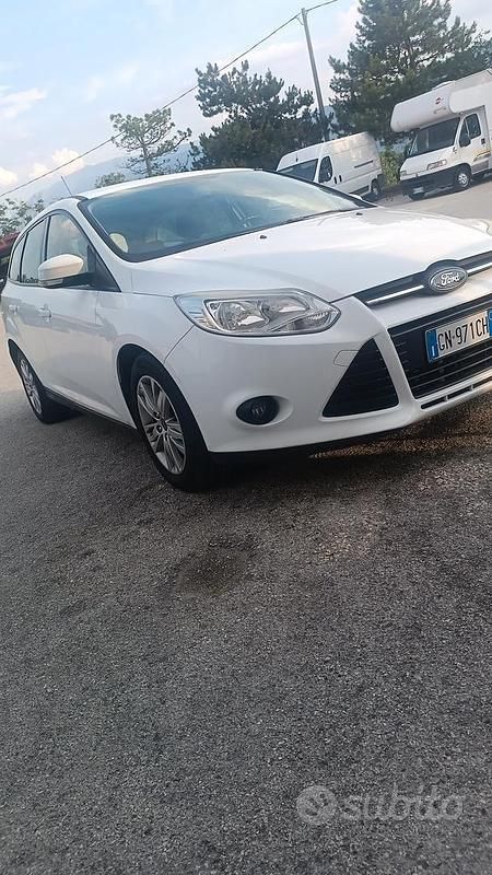 Usata Ford Focus 105 CV (77 kW) 2015 Bianco Station wagon