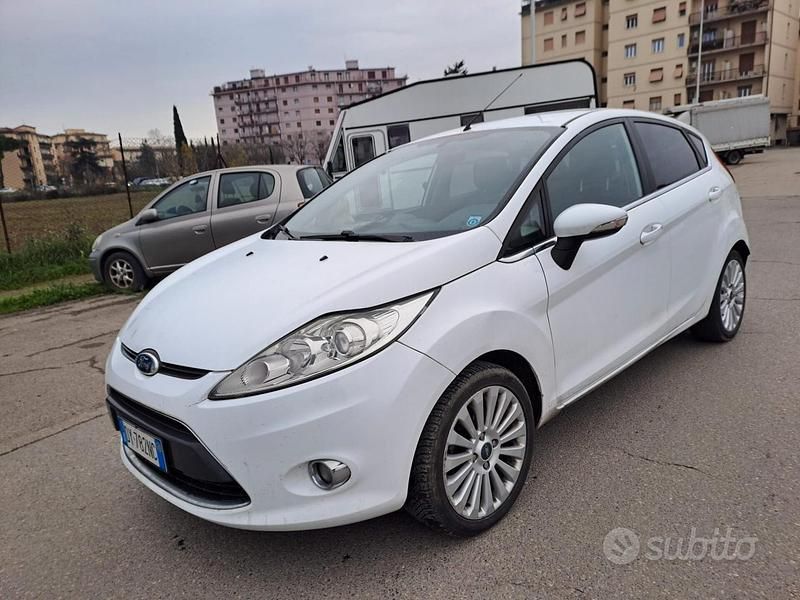Usata Ford Fiesta 59 CV (43 kW) 2010 Bianco Utilitaria