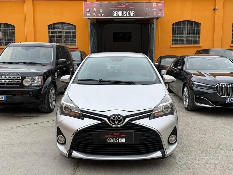 Usata Toyota Yaris Lounge 69 CV (50 kW) 2015 Grigio Utilitaria