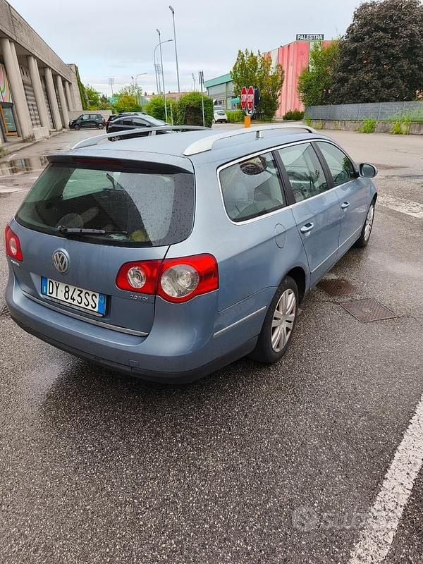 Usata VW Passat 105 CV (77 kW) 2009 Blu Station wagon
