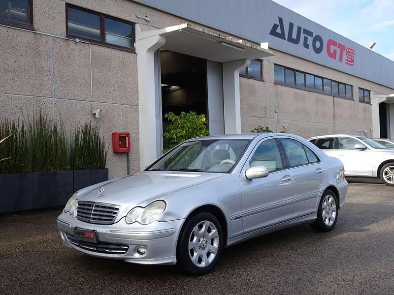 Usata Mercedes C220 Elegance 150 CV (110 kW) 2006 Argento Berlina