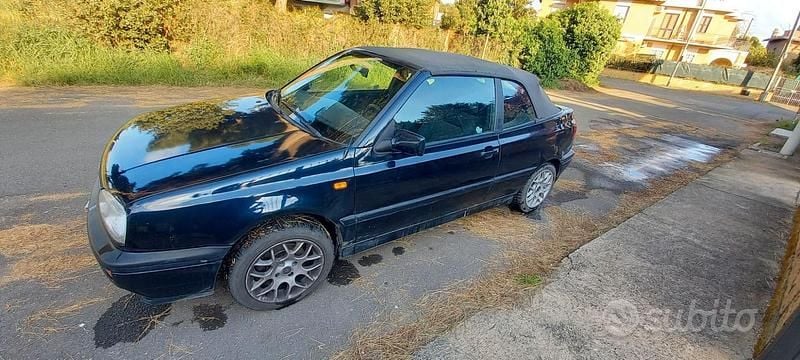 Usata VW Golf Cabriolet Classicline 101 CV (74 kW) 1997 Blu Cabrio