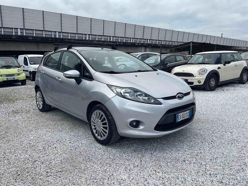 Usata Ford Fiesta 92 CV (67 kW) 2010 Grigio Utilitaria
