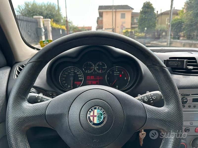 Usata Alfa Romeo 147 101 CV (74 kW) 2006 Grigio Utilitaria