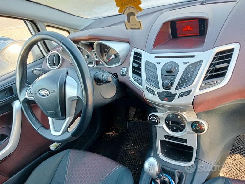 Usata Ford Fiesta 95 CV (69 kW) 2010 Bianco Berlina