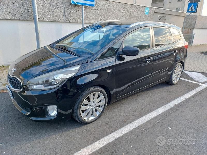Nero Usata 2015 Kia Carens Monovolume | 6500 € (Buon prezzo) - Immagine 1/4