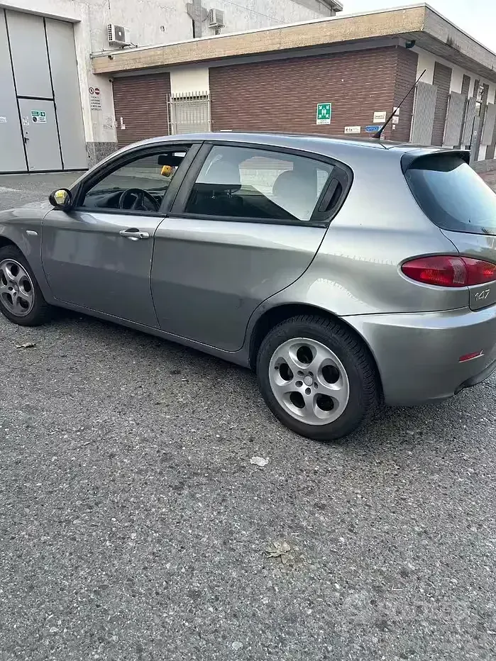 Usata Alfa Romeo 147 120 CV (88 kW) 2009 Grigio Utilitaria