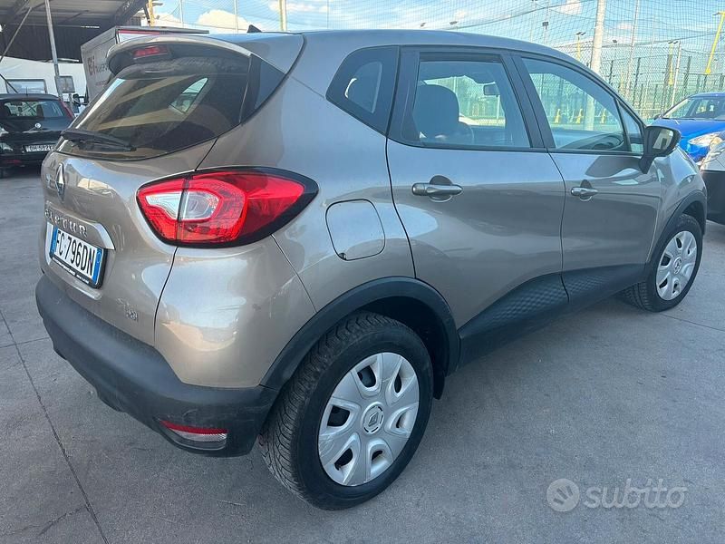 Usado Renault Captur Iconic 90 CV (66 kW) 2016 Marrón SUV