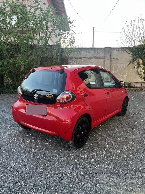 Usata Toyota Aygo 68 CV (50 kW) 2011 Rosso Utilitaria